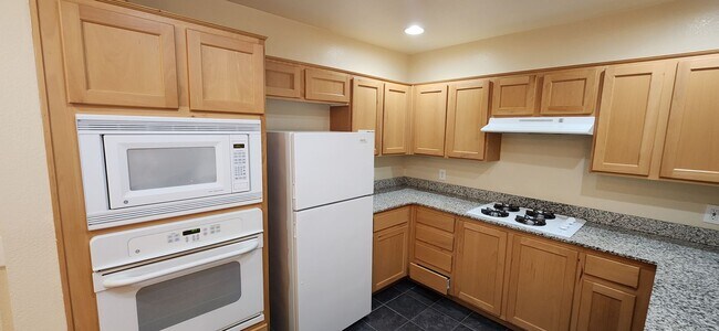 Building Photo - 2 Bedroom recently painted 2nd Floor Condo in Guard Gated Park Avenue!