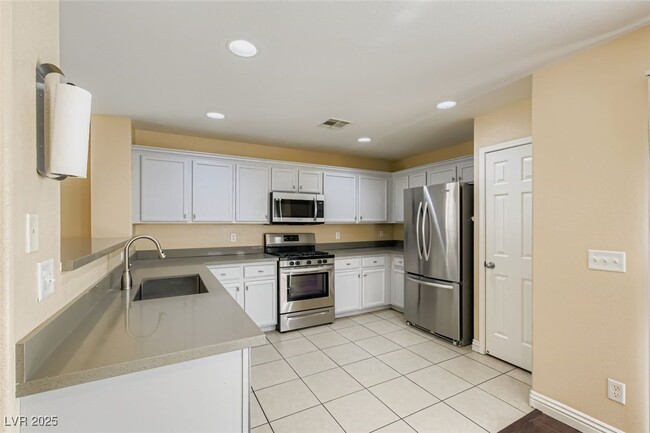 Building Photo - 5986 Ambleshire Ave