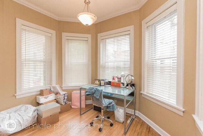 Building Photo - 2 bedroom in Chicago IL 60657