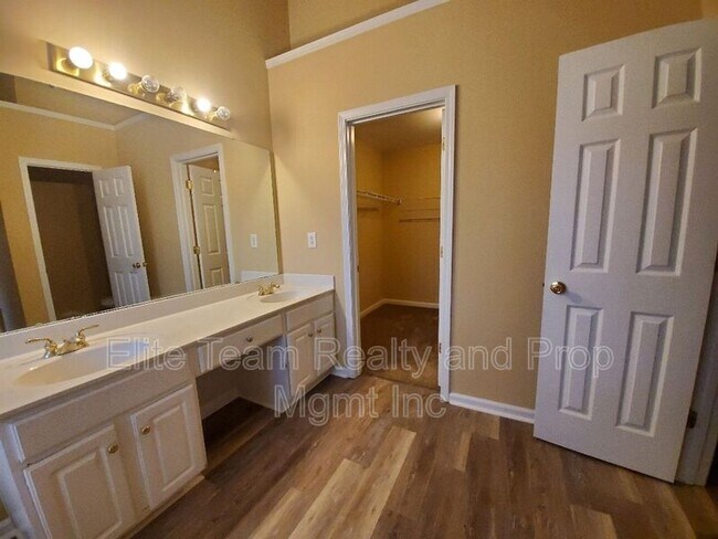 Building Photo - 10903 Chastain Parc Dr