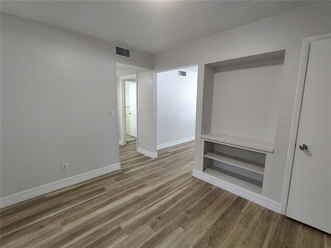 Building Photo - 316 W Howry Ave