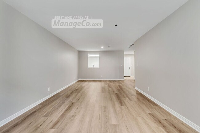 Building Photo - Chic 1BR/1.5BA Condo w/ Unbeatable Downtow...