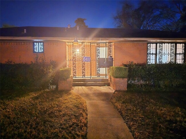 Building Photo - 648 Penguin Dr