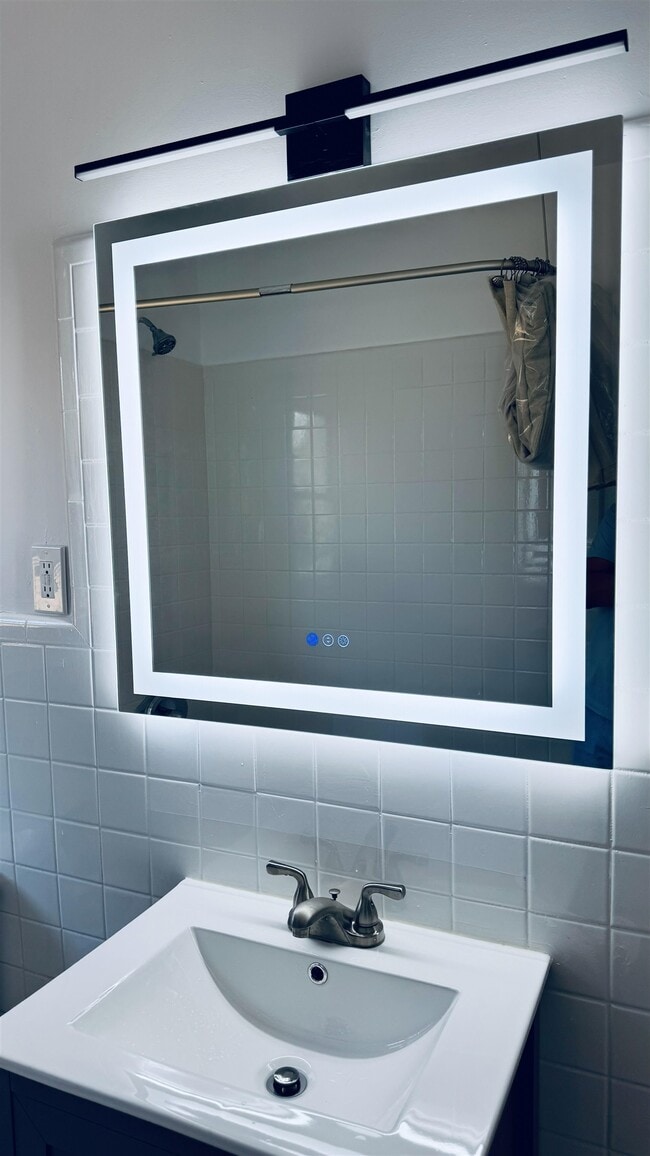 Building Photo - 733 Hudson Ave