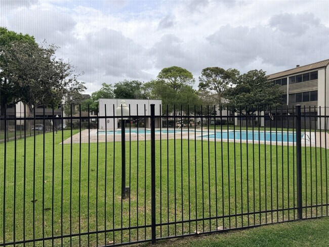 Building Photo - 3045 Walnut Bend Ln