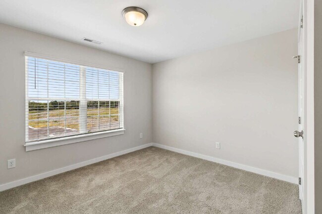 Building Photo - "Charming 3-Bed Townhouse Retreat with 2.5 Baths in Hendersonville's Heart!"