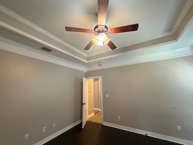 Building Photo - 617 Alder Ln