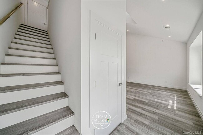 Building Photo - 725 Eastview Dr
