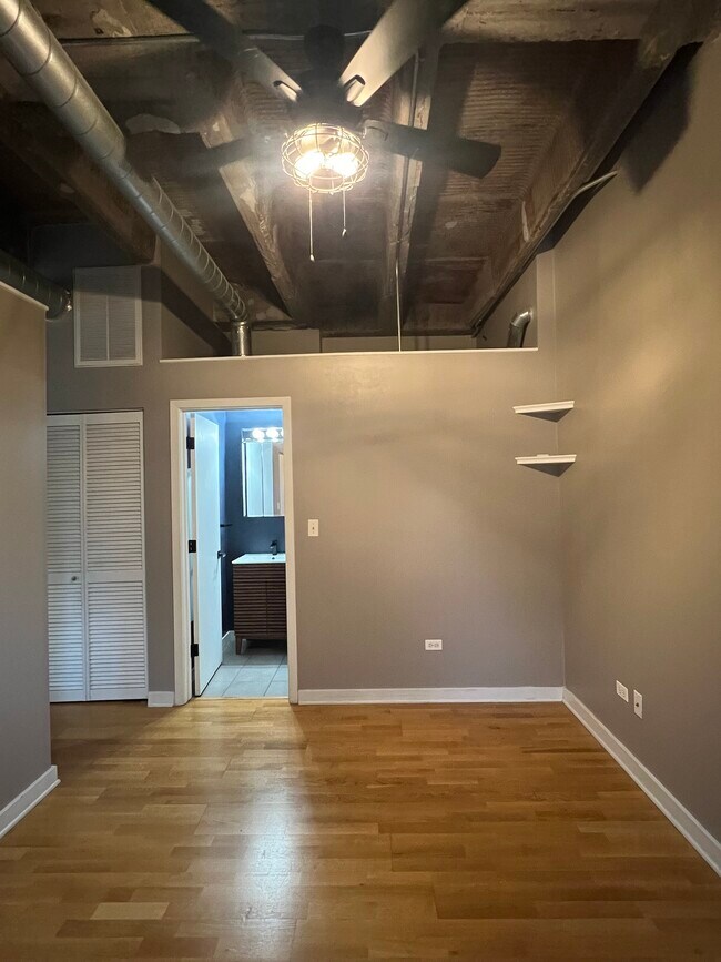 Building Photo - 3150 N Sheffield Ave