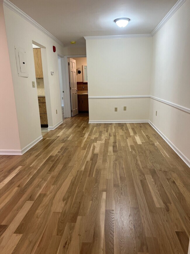 Building Photo - 662 Goffle Rd