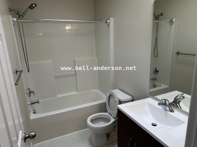 Building Photo - 3 Bedroom Renton Townhome Available NOW!