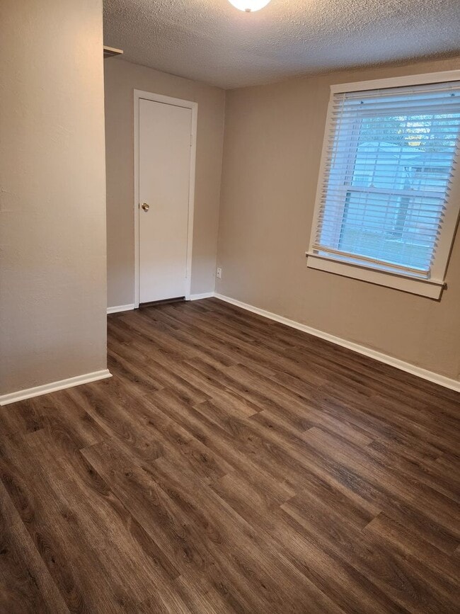 Building Photo - Nice 2 Bedroom