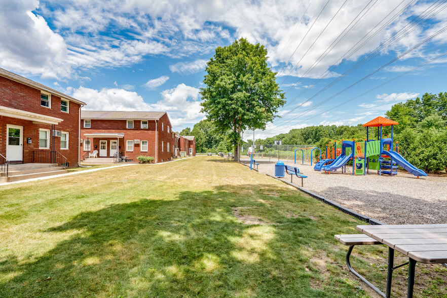 Building Photo - Townhouse Court