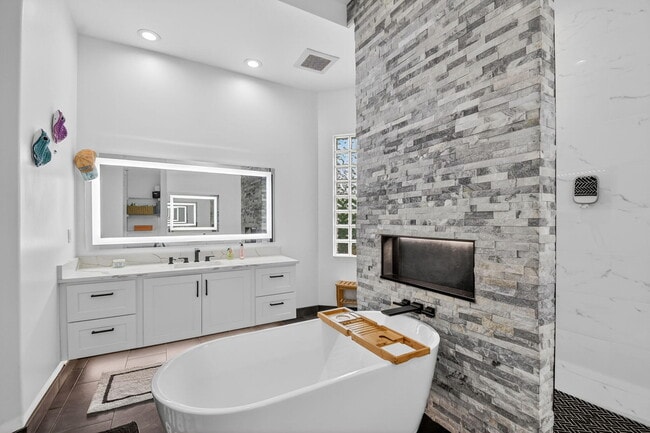 Building Photo - 10337 Trianon Pl