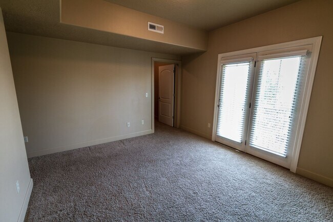 Building Photo - 952 W 965 N