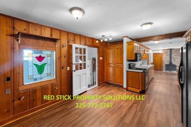 Building Photo - Spacious 2700 sq ft 3BR/2BA