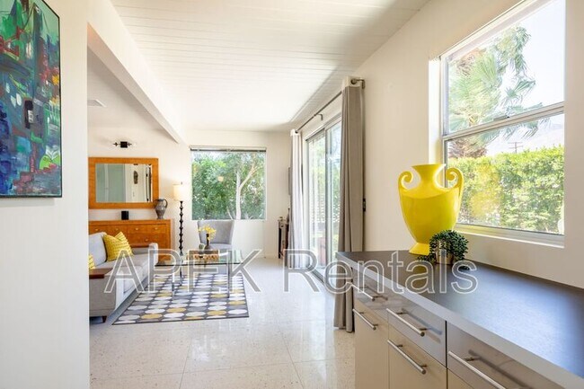 Building Photo - 2204 W Acacia Rd