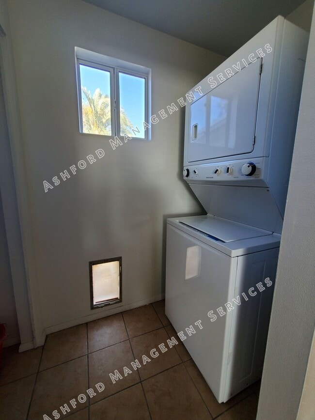 Building Photo - ***MOVE IN SPECIAL*** 3 BEDROOM HOME WITH HUGE BACKYARD/GARDEN AREA*LANDSCAPING INCL