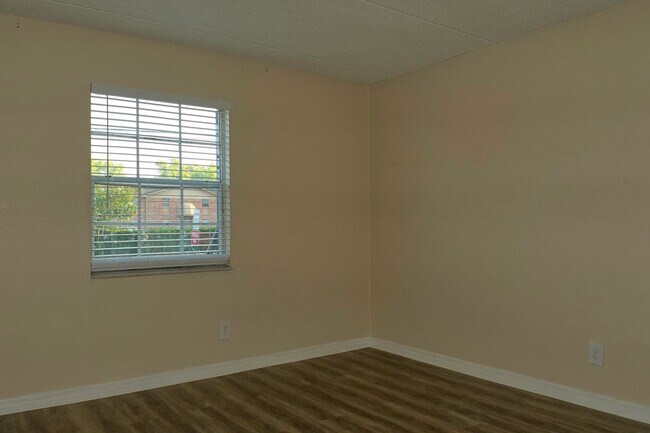 Building Photo - 2/2, updated, 1st floor condo, in Winter Park