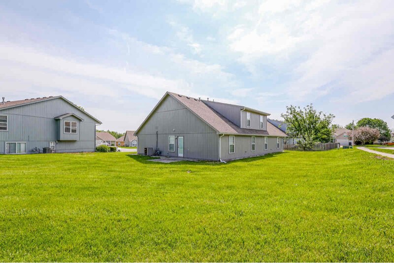 Building Photo - 234 SW Chartwell Cir
