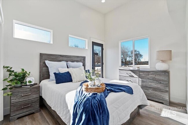 Building Photo - 362 London St