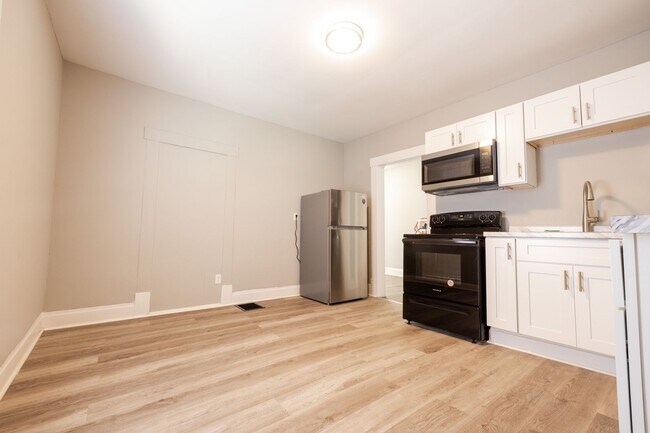 Building Photo - 358 St Clair Ave