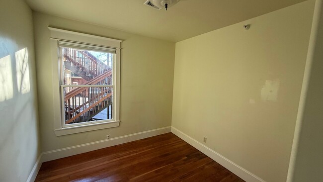 Building Photo - 3 bed 1 bath 1902 historic PDX original SE...