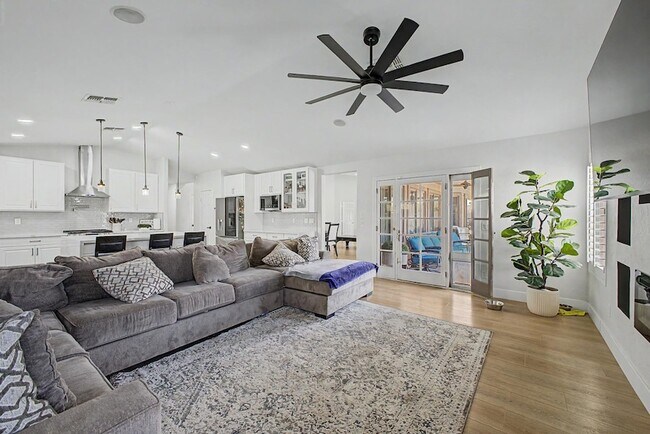 Building Photo - 8352 W San Juan Ave