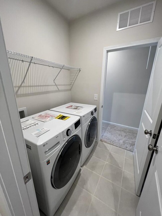 Building Photo - Townhome with 3BR/2.5BA Garage Located in ...