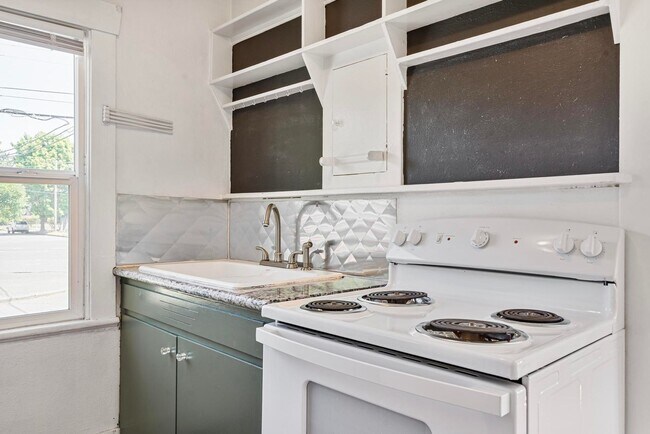 Building Photo - Charming close-in Foster-Powell studio in four-plex—Updated kitchen & bath, shared laundry, share...
