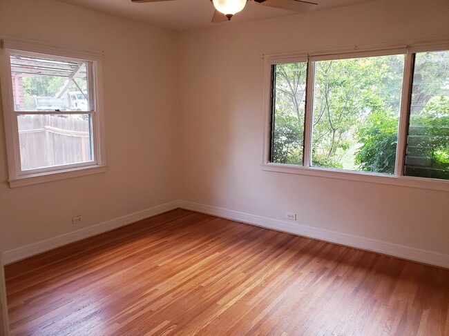 Building Photo - 1710 Oakwood St
