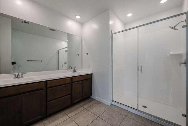 Building Photo - Stunning 4 bedroom, 4 bathroom home in the desirable gated community of Horizon in Chandler