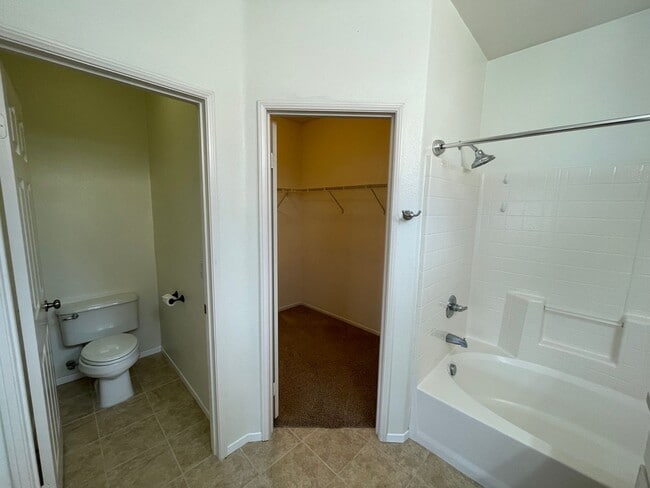 Building Photo - Charming Condo in Oceanside