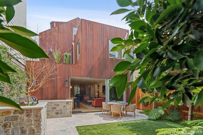 Building Photo - 7 Seymour St