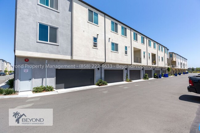 Building Photo - OTAY MESA !!!TRI LEVEL PERFECTION 2 BED/2....