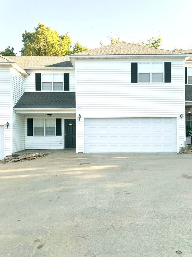 Building Photo - Spacious 3-Bed, 2.5-Bath Fourplex with Gar...