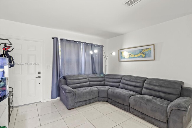 Building Photo - 4200 SW 38th St