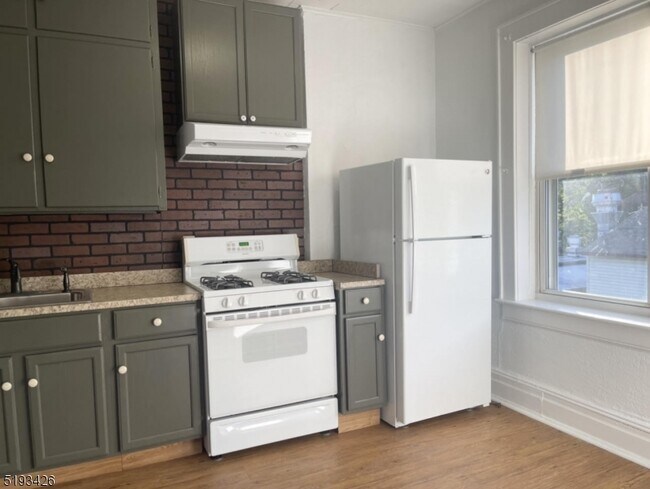Building Photo - 4 Highland Pl