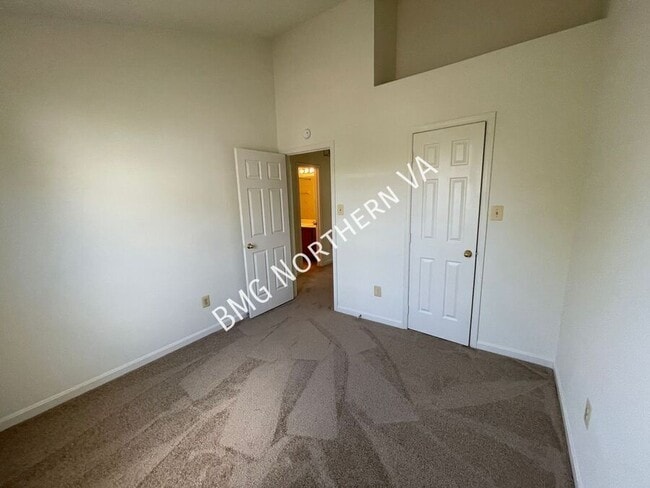 Building Photo - 865 Tall Oaks Square