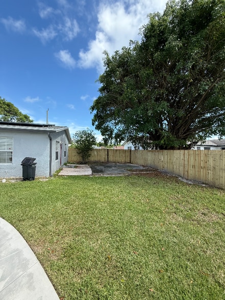 Building Photo - 548 NW 2nd Way