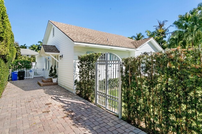 Building Photo - 211 Miraflores Dr