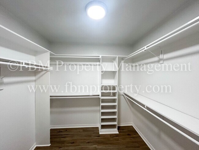 Building Photo - 806 Cresside Ln