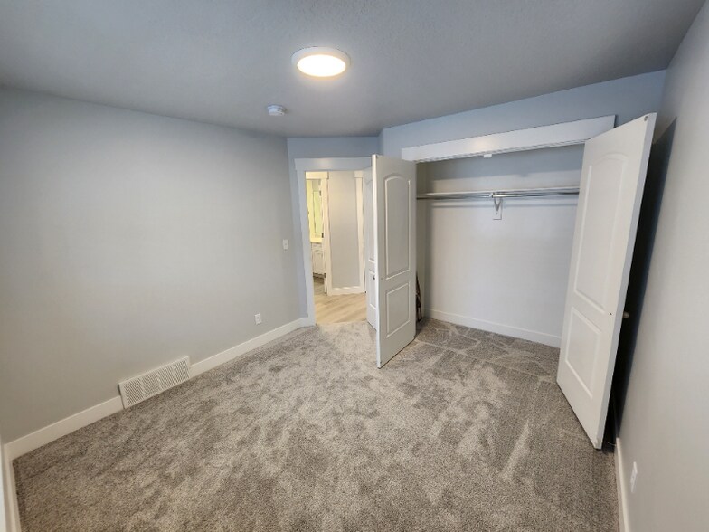 Building Photo - 439 N Hl Vw Dr