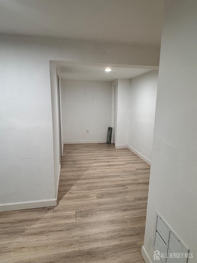 Building Photo - 489 Madison Dr