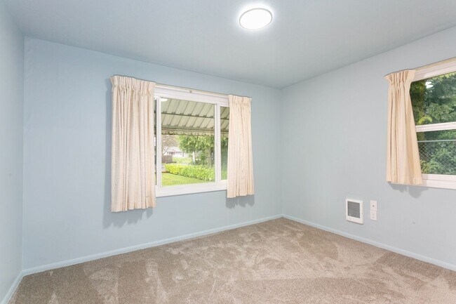 Building Photo - AVAILABLE FOR RENT – Beautiful 4BD / 2BA Home in Tacoma!