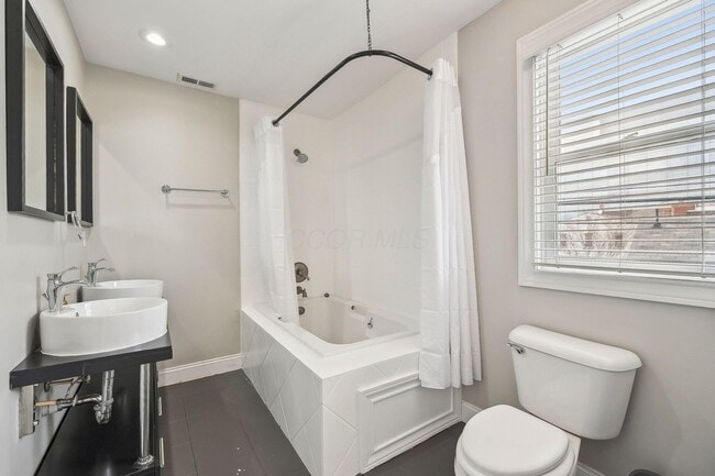 Building Photo - 565 Lathrop St