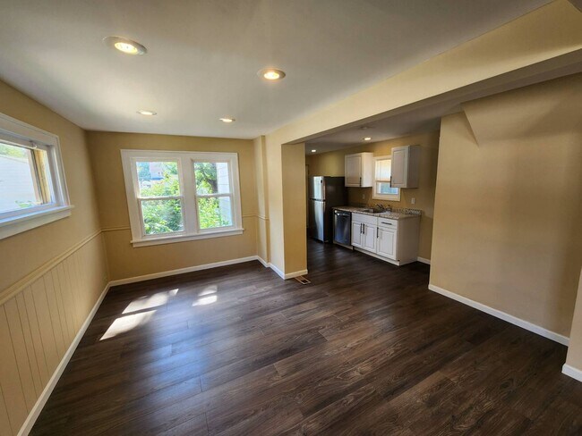 Building Photo - Charming 3-Bedroom Property In Prime location