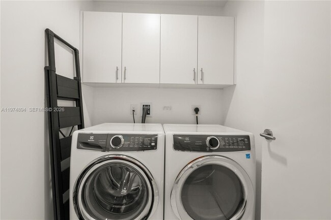 Building Photo - 851 NE 1st Ave