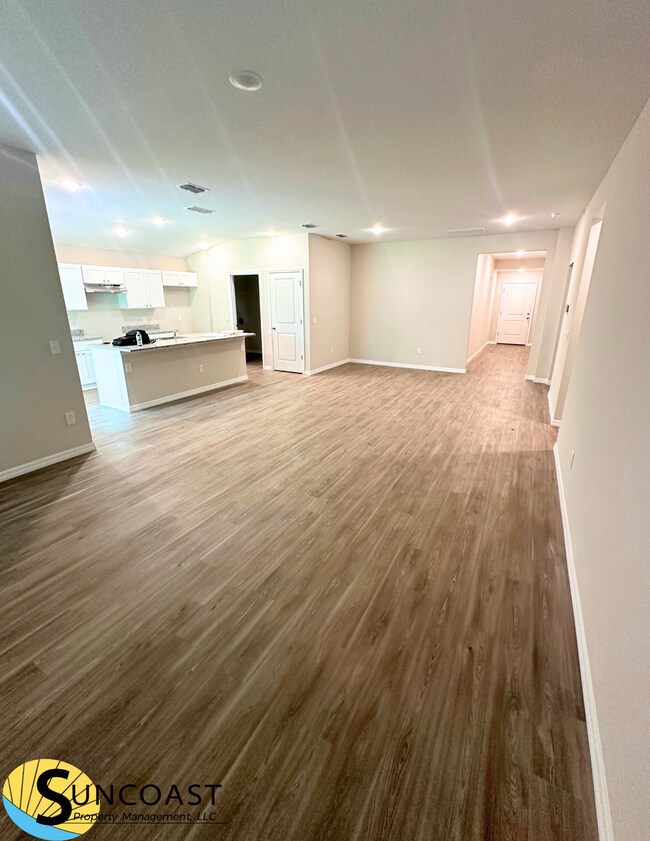 Building Photo - Elegant 4 Bedroom Off Collins!