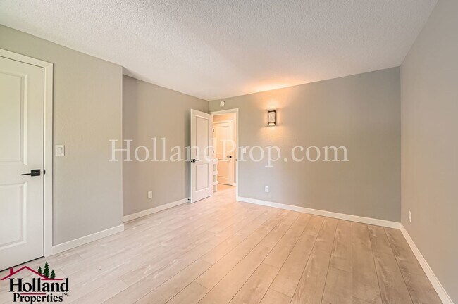 Building Photo - Charming Home Near Parks and Trails in Por...